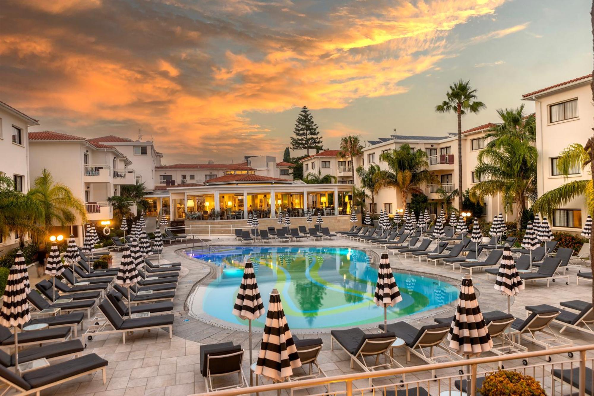 King Jason Paphos - Designed For Adults By Louis Hotels 外观 照片