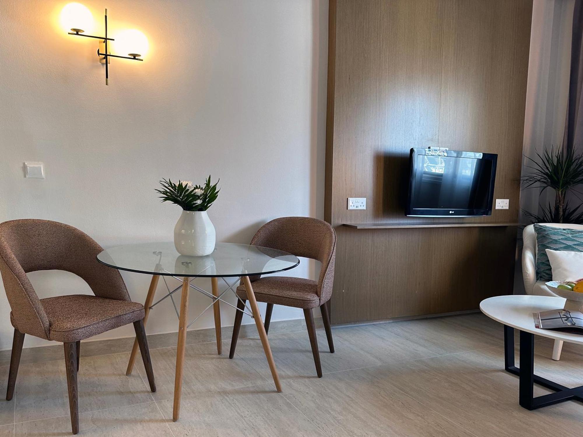 King Jason Paphos - Designed For Adults By Louis Hotels 外观 照片
