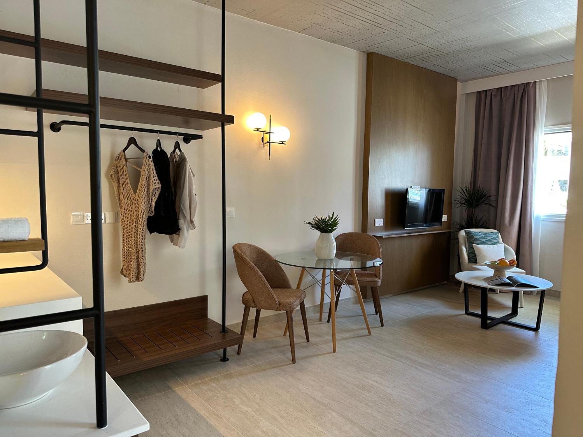 King Jason Paphos - Designed For Adults By Louis Hotels 外观 照片