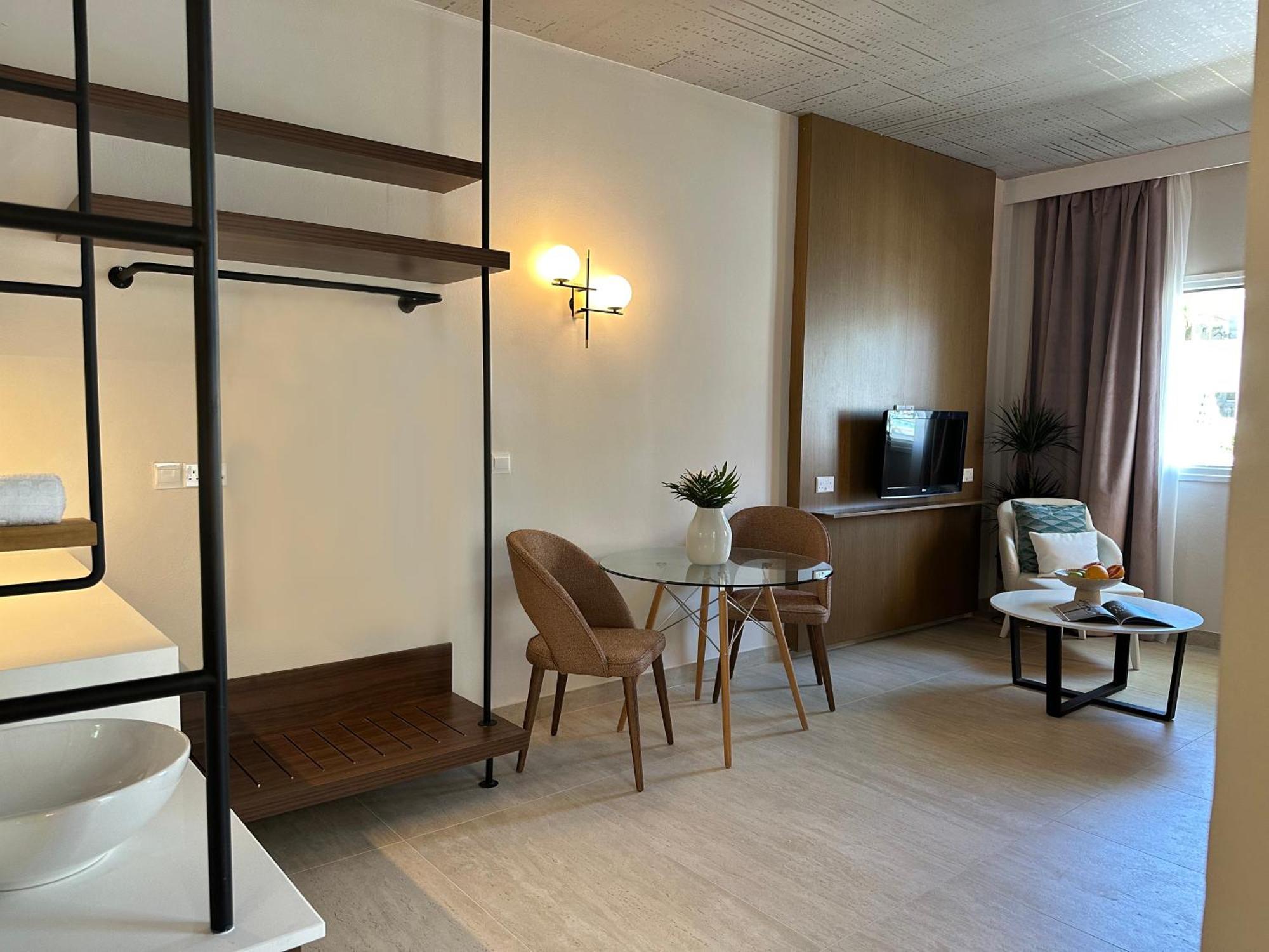 King Jason Paphos - Designed For Adults By Louis Hotels 外观 照片